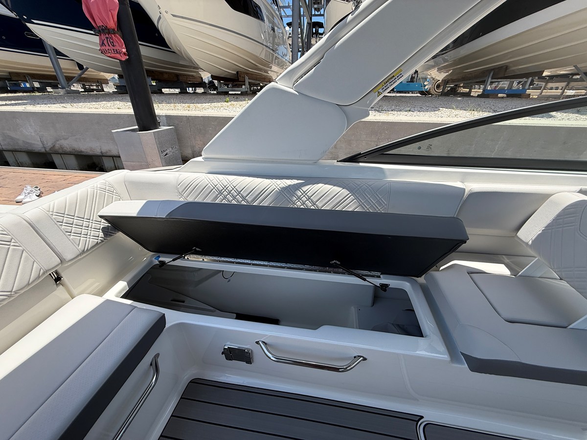 2026 Sea Ray SDX 270 Outboard 25