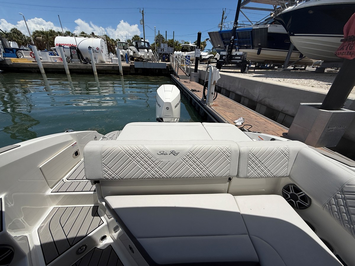 2026 Sea Ray SDX 270 Outboard 26