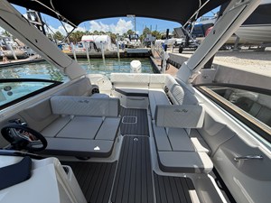 2026 Sea Ray SDX 270 Outboard 11