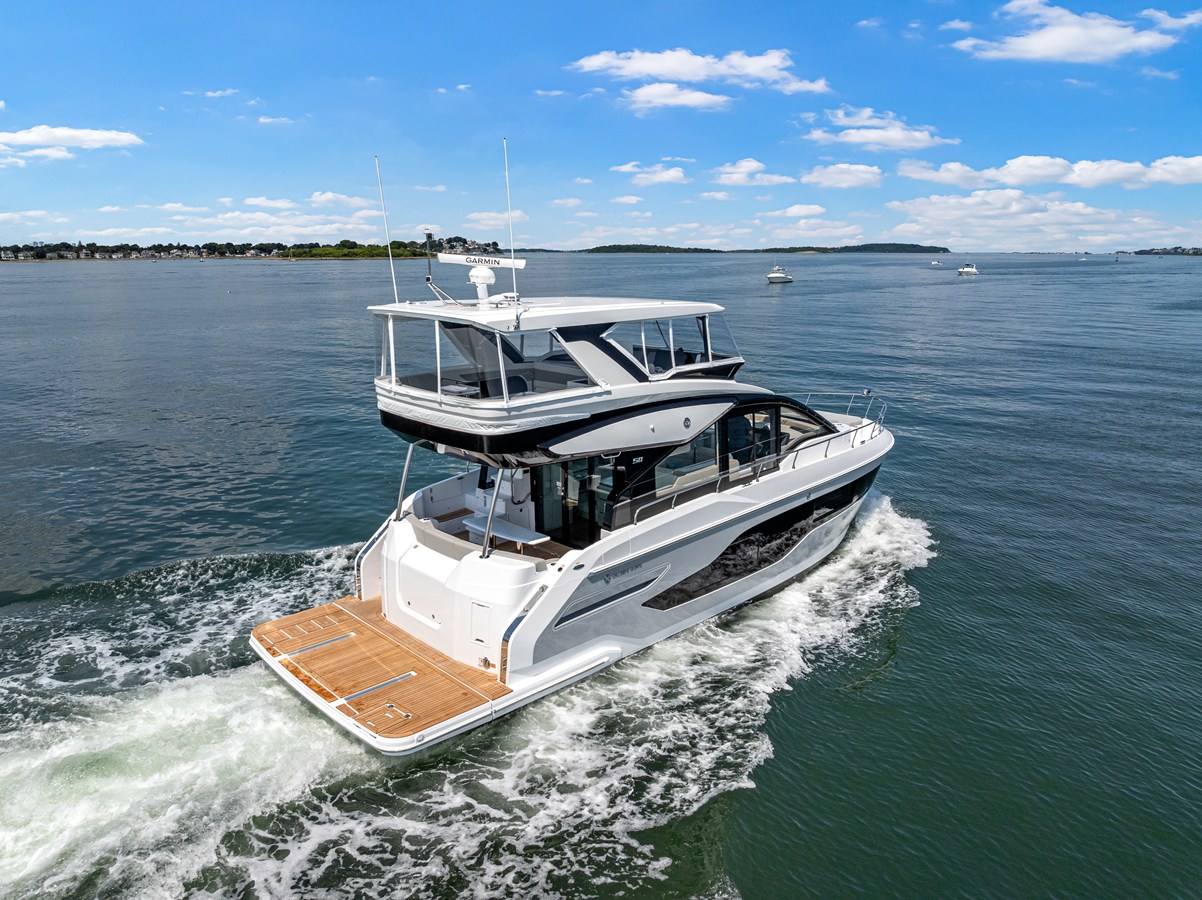 2027 Cruisers Yachts 50 FLY 3