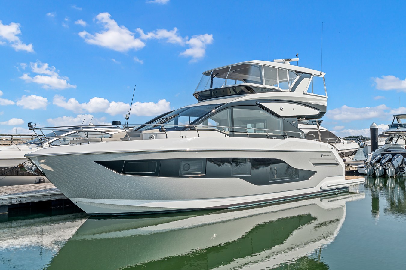 2027 Cruisers Yachts 50 FLY 4