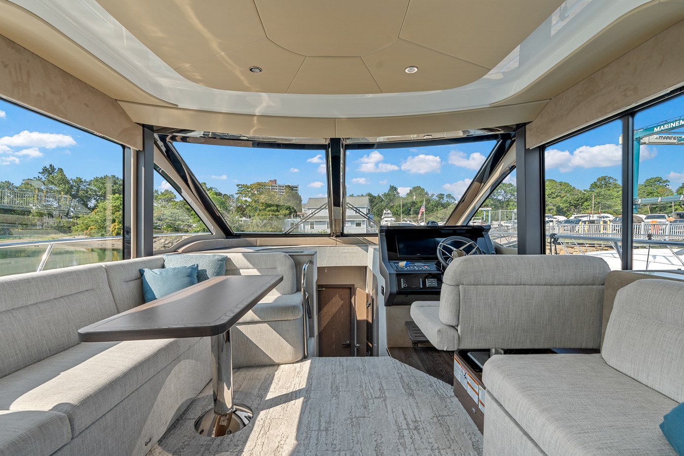 2027 Cruisers Yachts 50 FLY 18