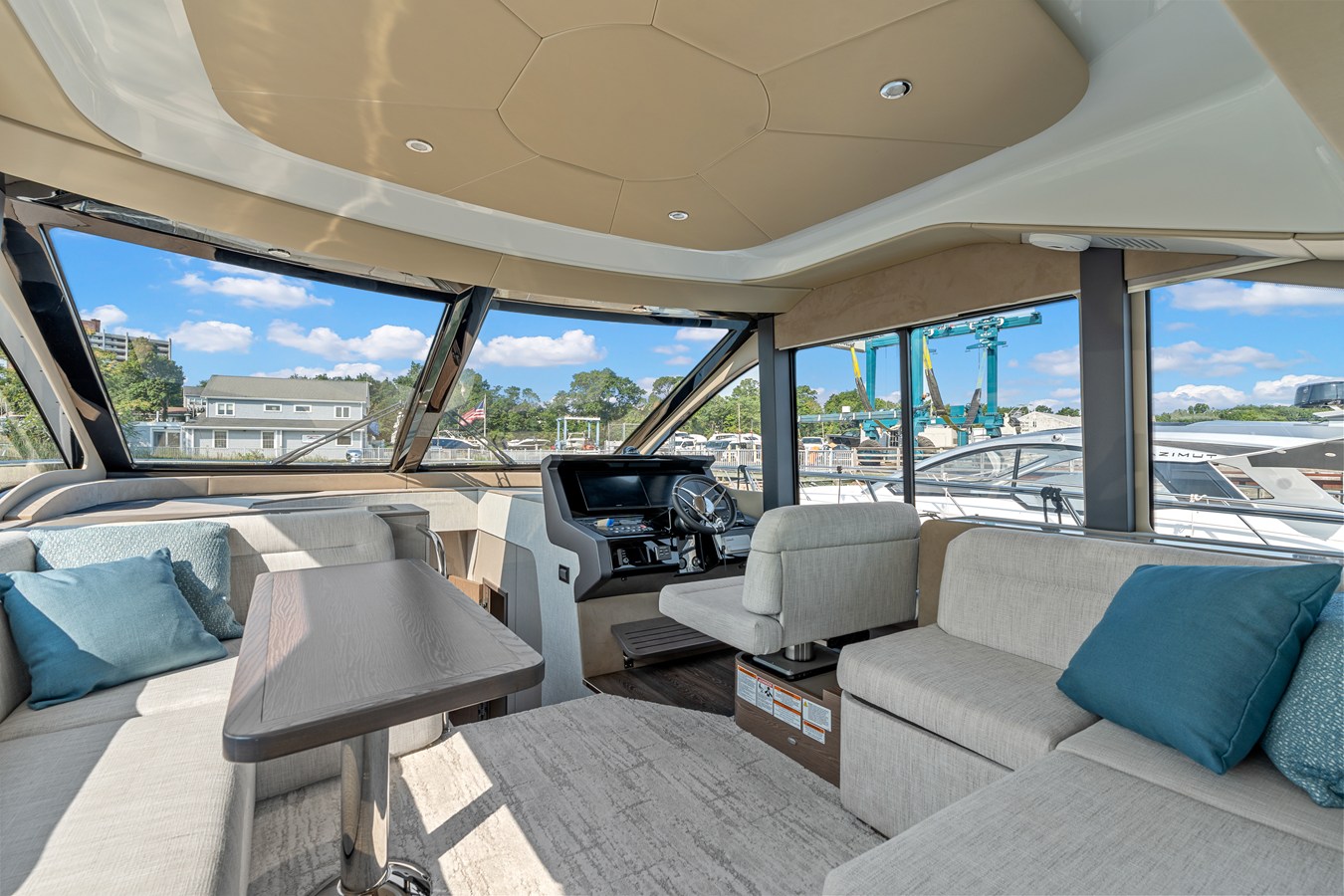 2027 Cruisers Yachts 50 FLY 19