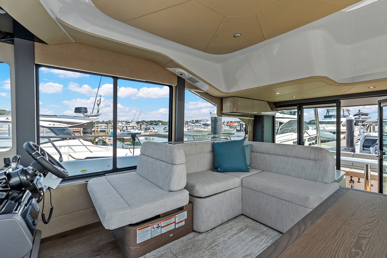 2027 Cruisers Yachts 50 FLY 21