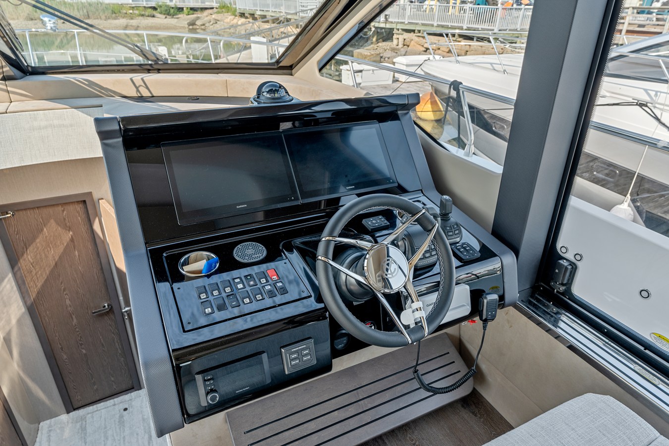 2027 Cruisers Yachts 50 FLY 24