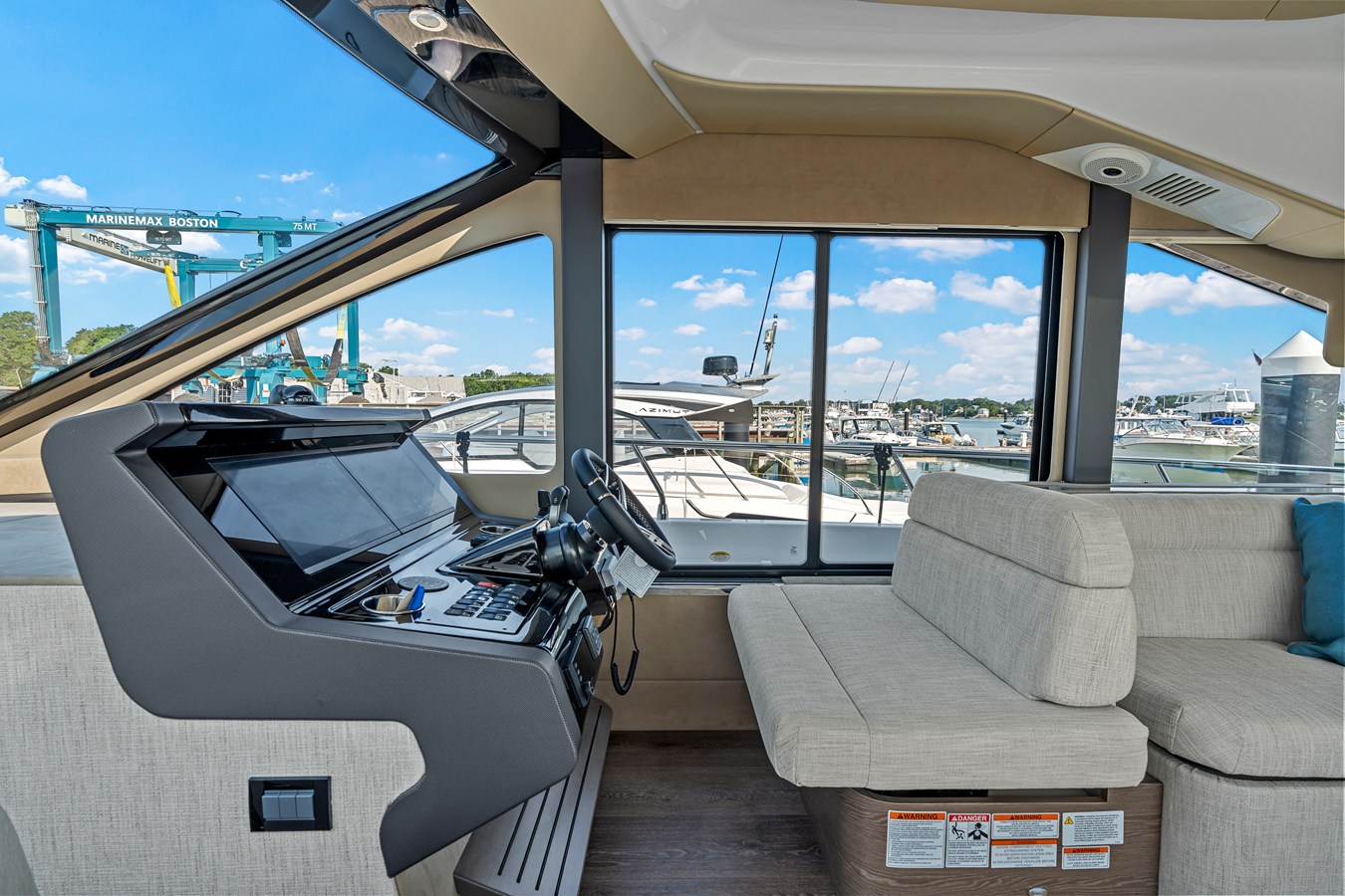 2027 Cruisers Yachts 50 FLY 25
