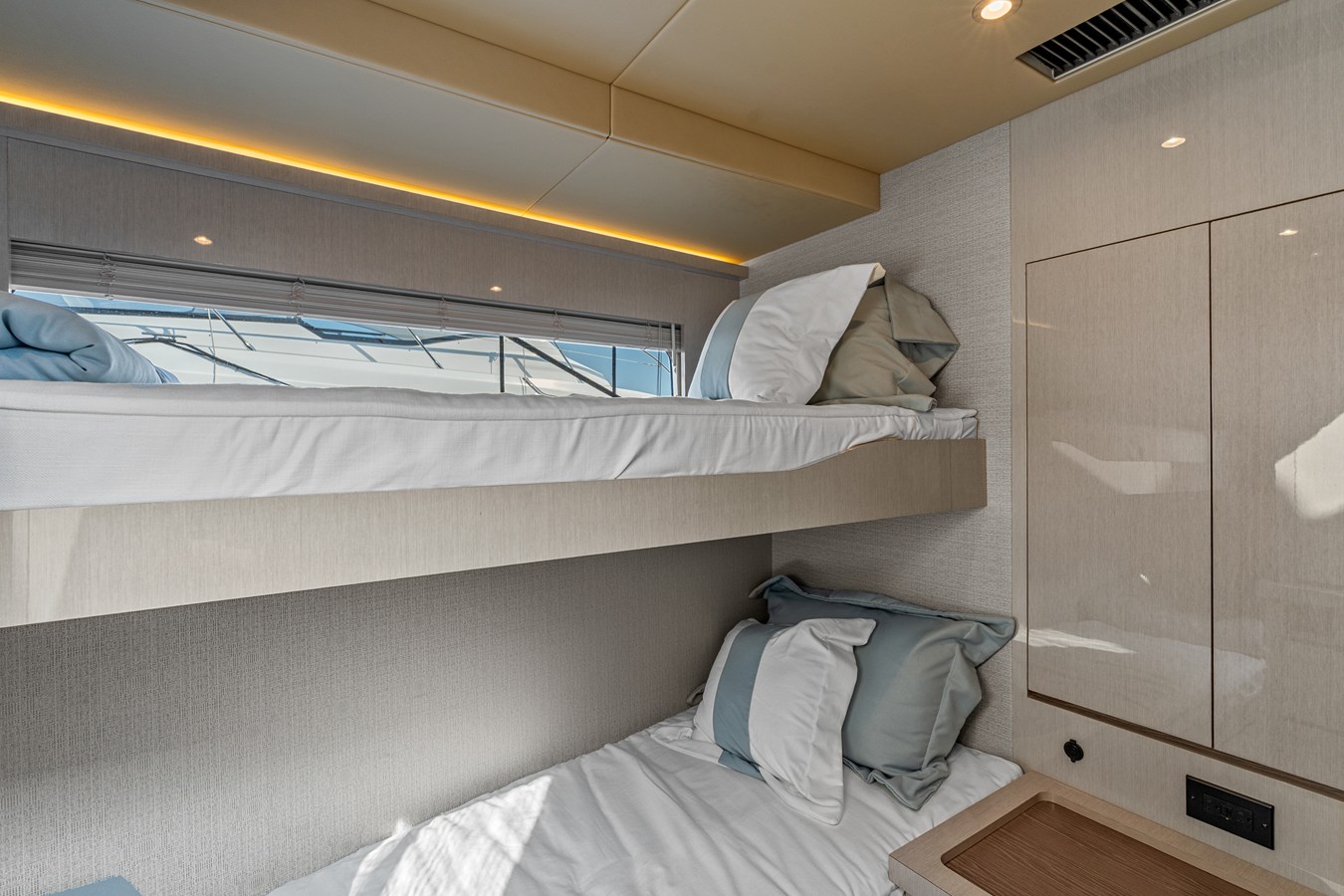 2027 Cruisers Yachts 50 FLY 29