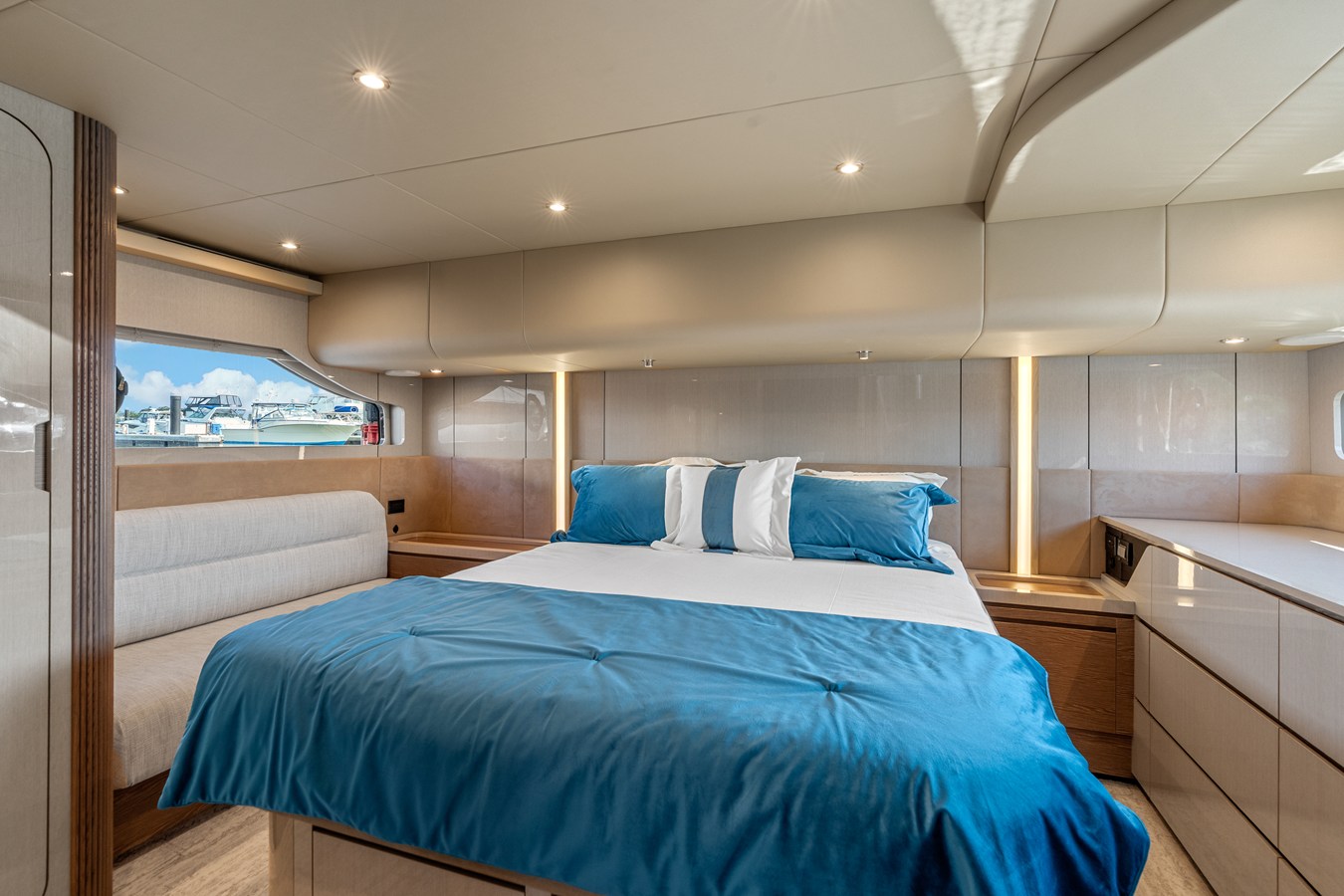 2027 Cruisers Yachts 50 FLY 35
