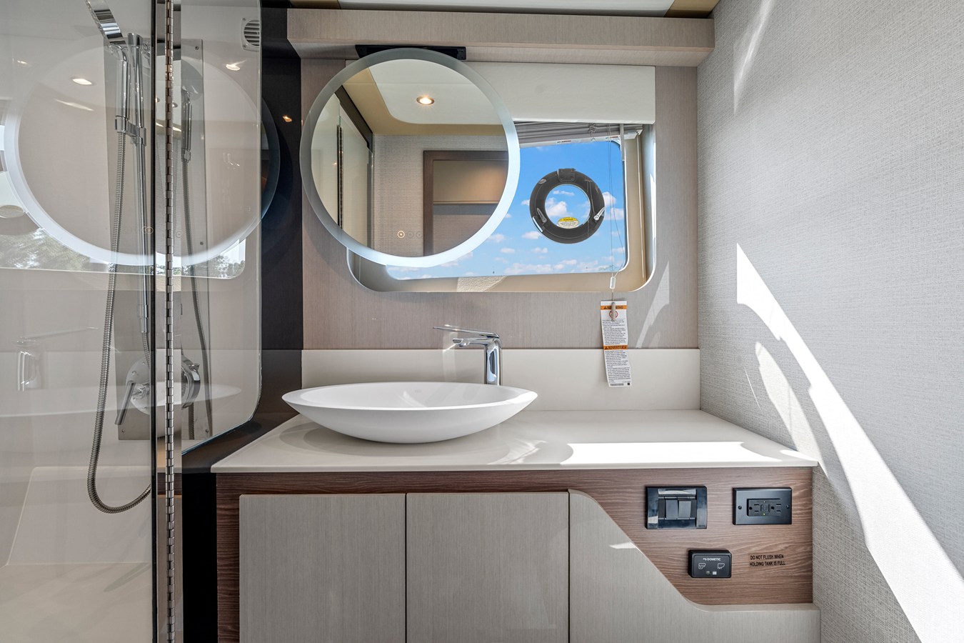 2027 Cruisers Yachts 50 FLY 39
