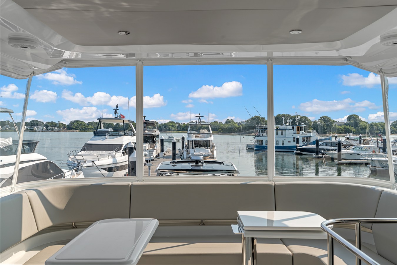 2027 Cruisers Yachts 50 FLY 44