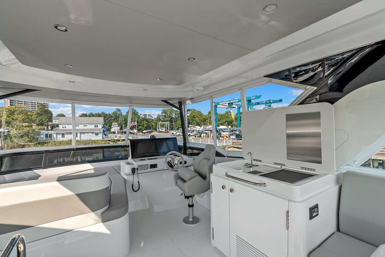2027 Cruisers Yachts 50 FLY 46
