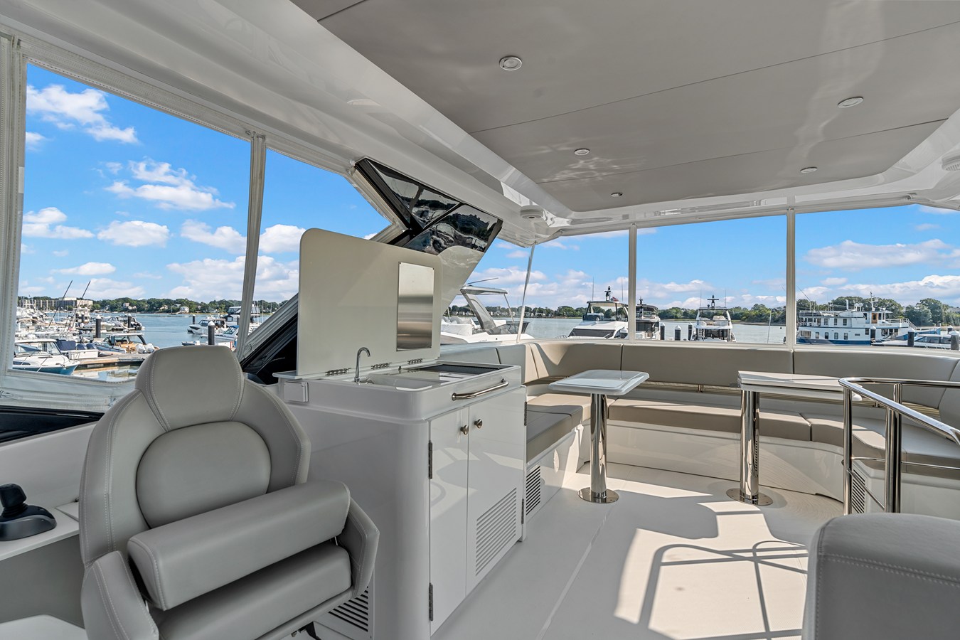 2027 Cruisers Yachts 50 FLY 50