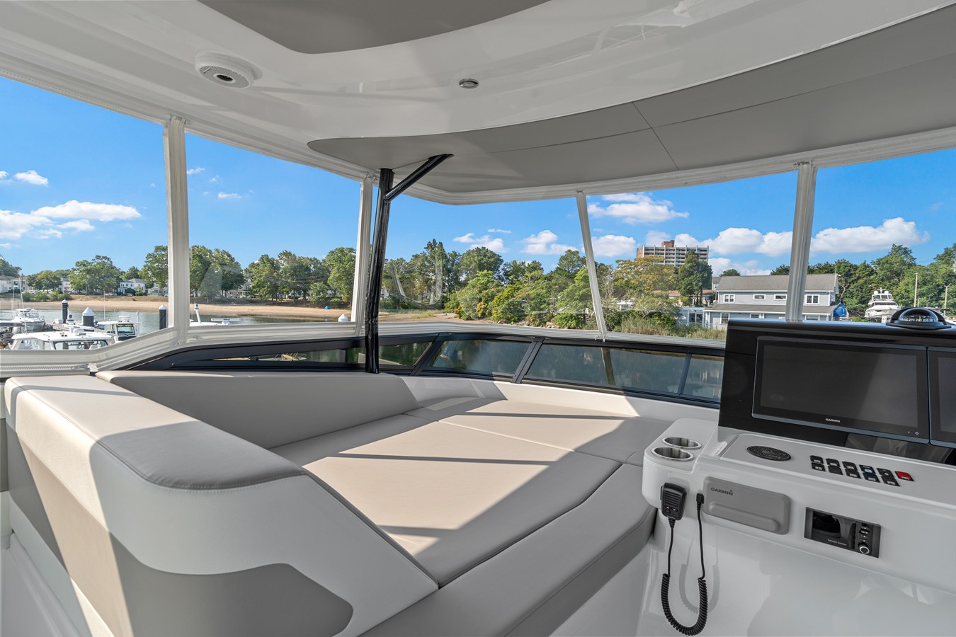 2027 Cruisers Yachts 50 FLY 52