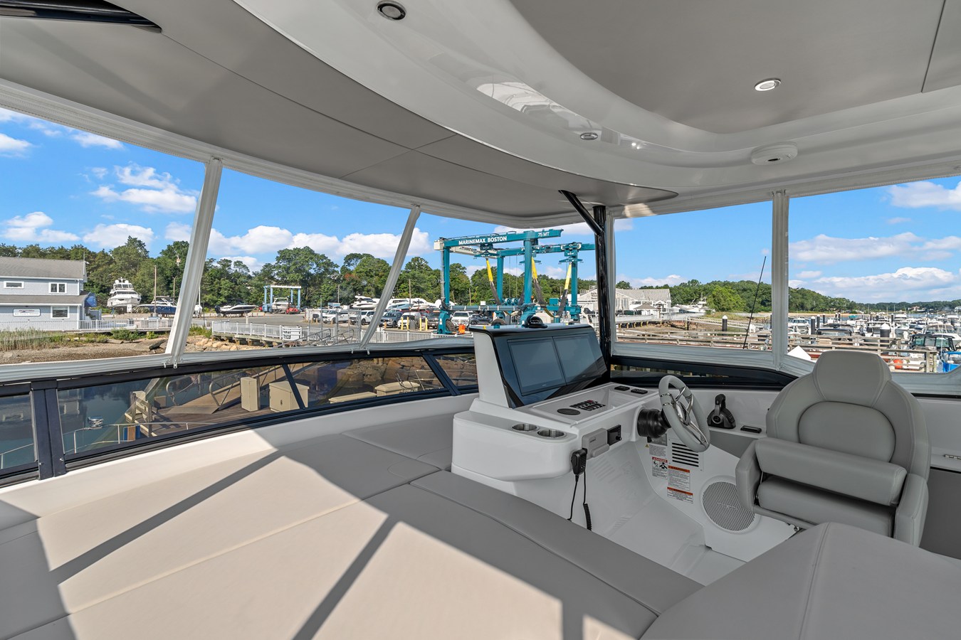 2027 Cruisers Yachts 50 FLY 53
