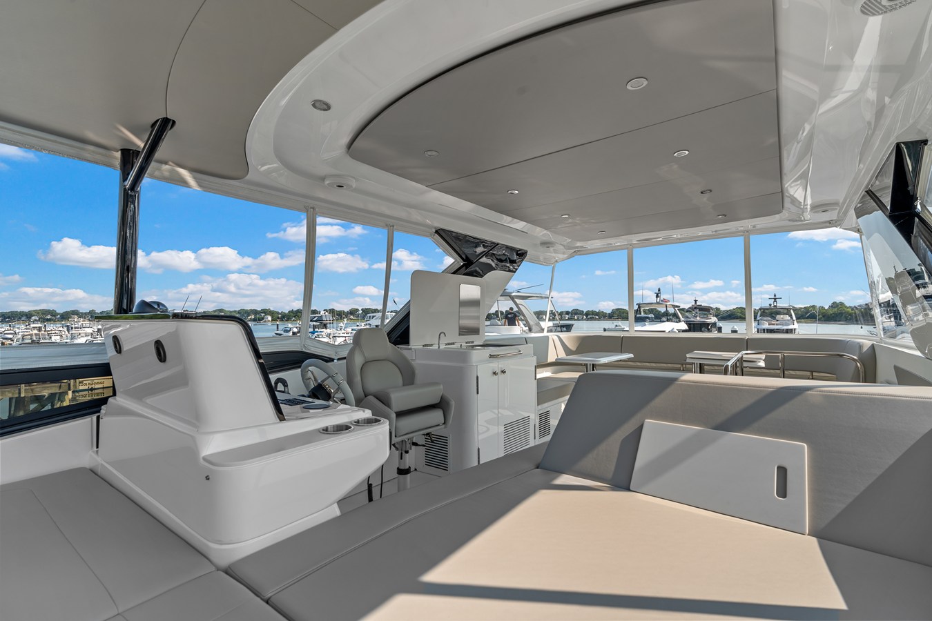 2027 Cruisers Yachts 50 FLY 54