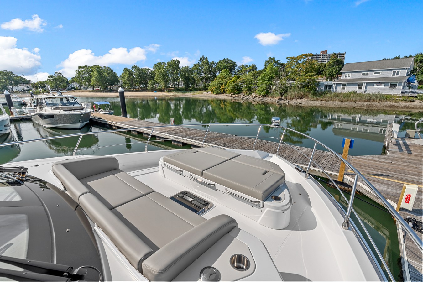 2027 Cruisers Yachts 50 FLY 57