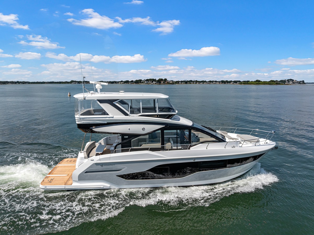 2027 Cruisers Yachts 50 FLY 61