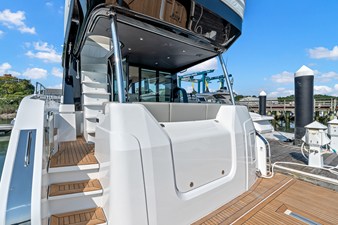 2027 Cruisers Yachts 50 FLY 7