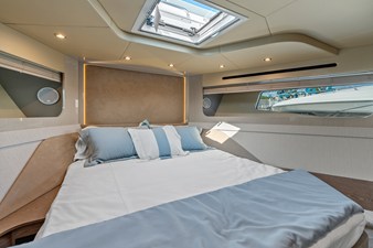 2027 Cruisers Yachts 50 FLY 31