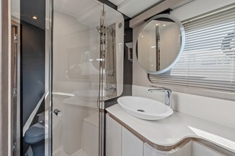 2027 Cruisers Yachts 50 FLY 33