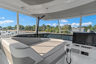 2027 Cruisers Yachts 50 FLY 52