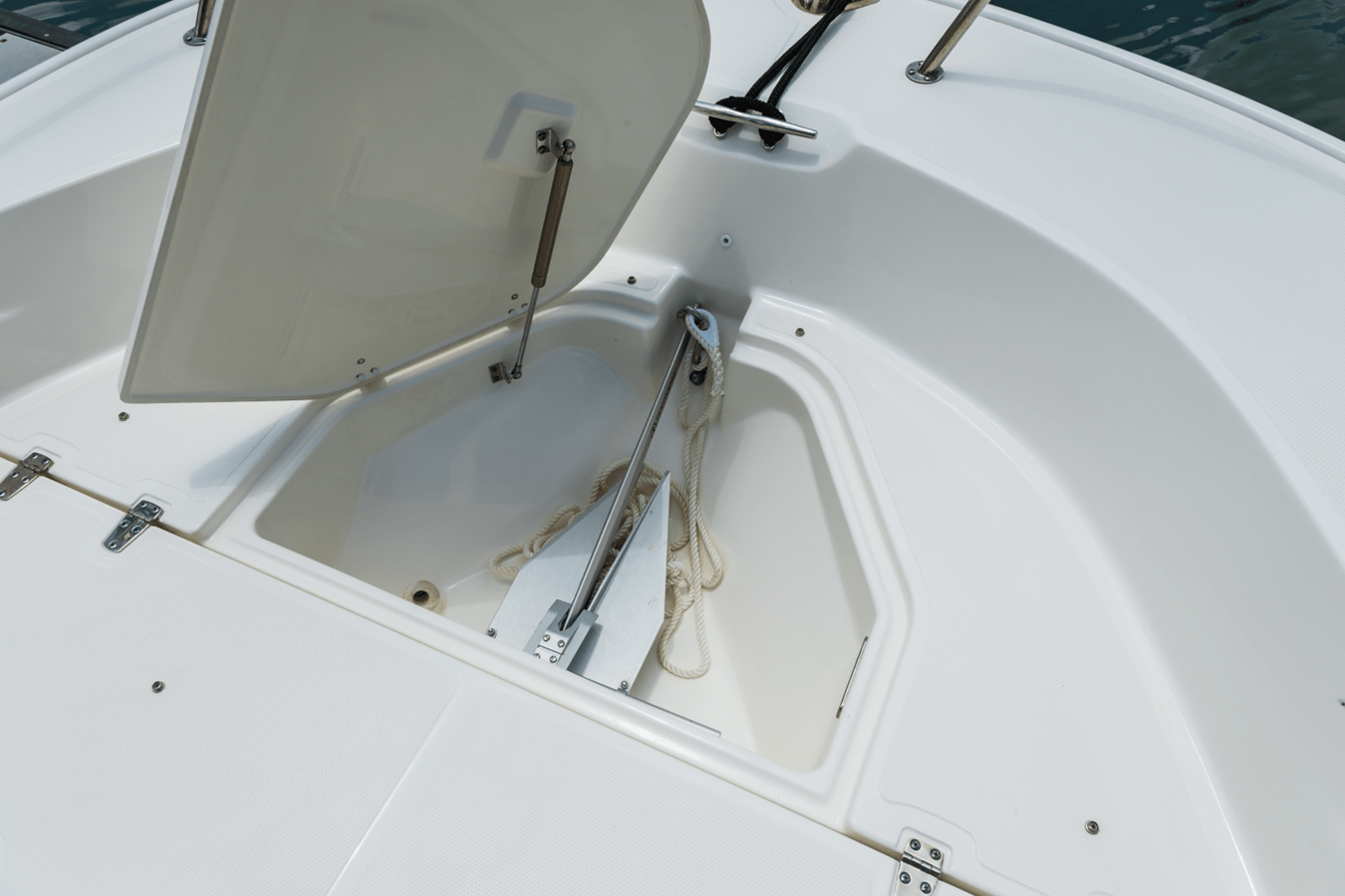 2027 Boston Whaler 190 Montauk 30