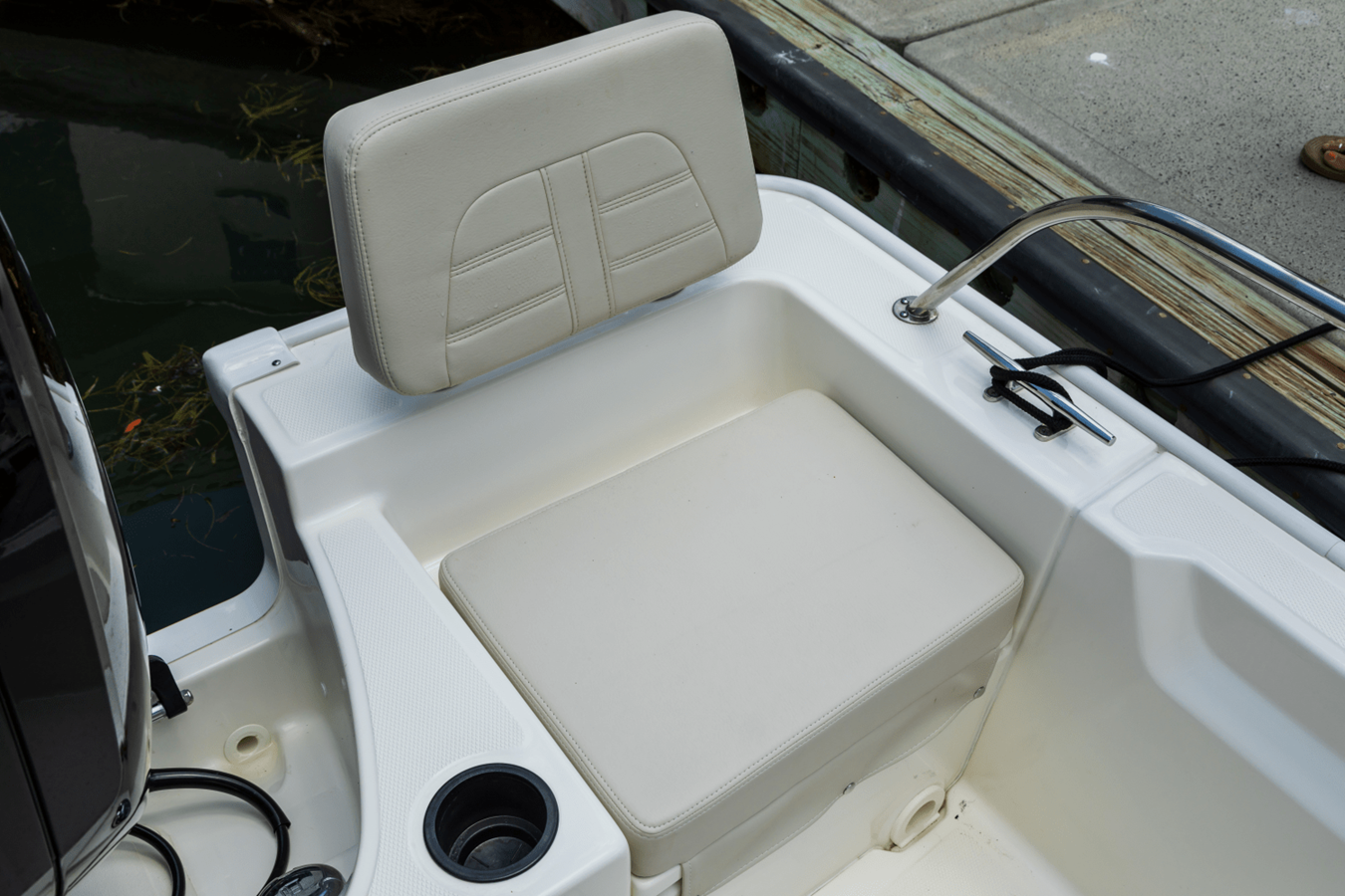 2027 Boston Whaler 190 Montauk 32