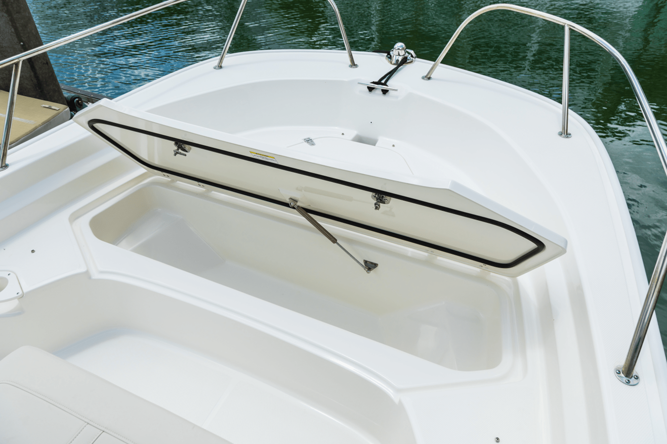 2027 Boston Whaler 190 Montauk 33