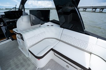 Sea Ray Sundancer 370 Outboard 26 2026 Sea Ray Sundancer 370 Outboard 27
