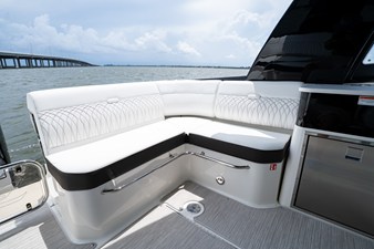 Sea Ray Sundancer 370 Outboard 30 2026 Sea Ray Sundancer 370 Outboard 31