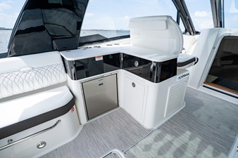 Sea Ray Sundancer 370 Outboard 32 2026 Sea Ray Sundancer 370 Outboard 33