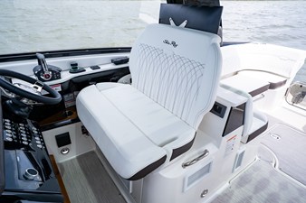 Sea Ray Sundancer 370 Outboard 40 2026 Sea Ray Sundancer 370 Outboard 41