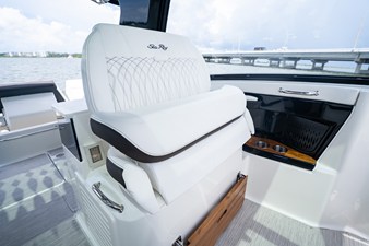 Sea Ray Sundancer 370 Outboard 41 2026 Sea Ray Sundancer 370 Outboard 42