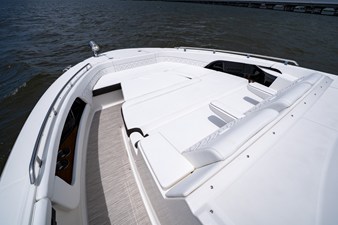 Sea Ray Sundancer 370 Outboard 75 2026 Sea Ray Sundancer 370 Outboard 76