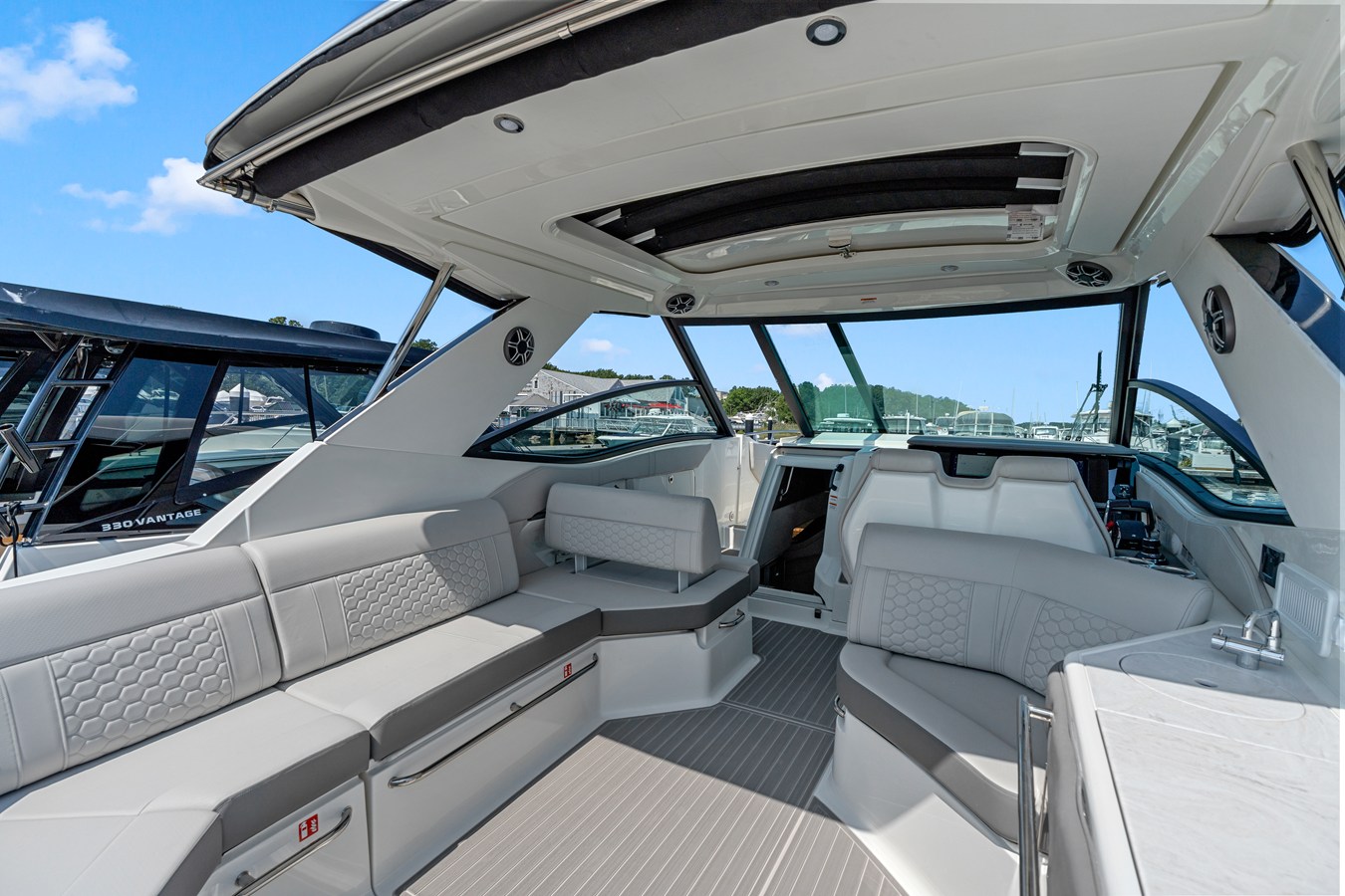 2027 Sea Ray Sundancer 320 Outboard 9