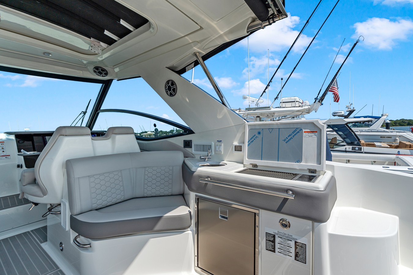 2027 Sea Ray Sundancer 320 Outboard 13