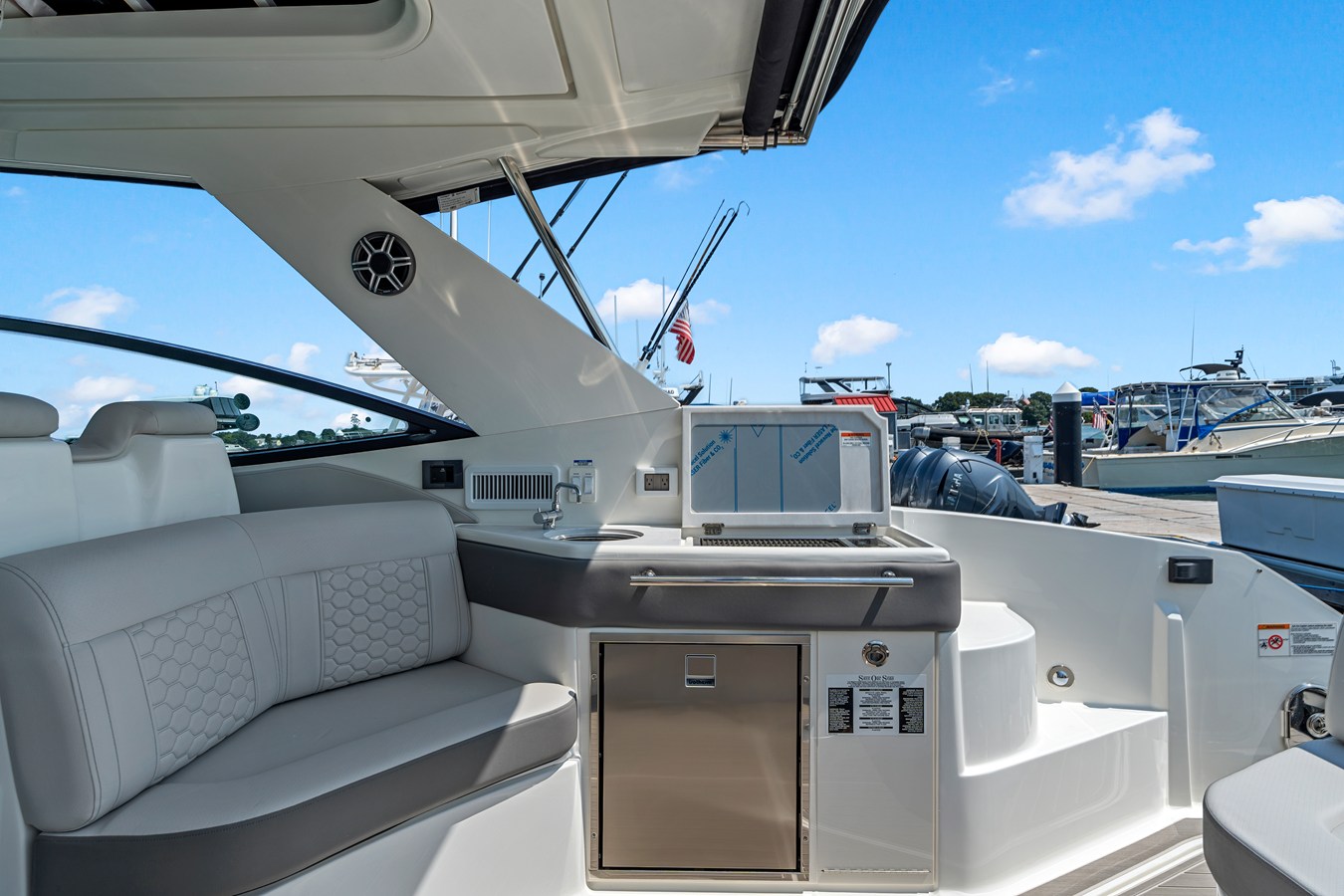 2027 Sea Ray Sundancer 320 Outboard 14