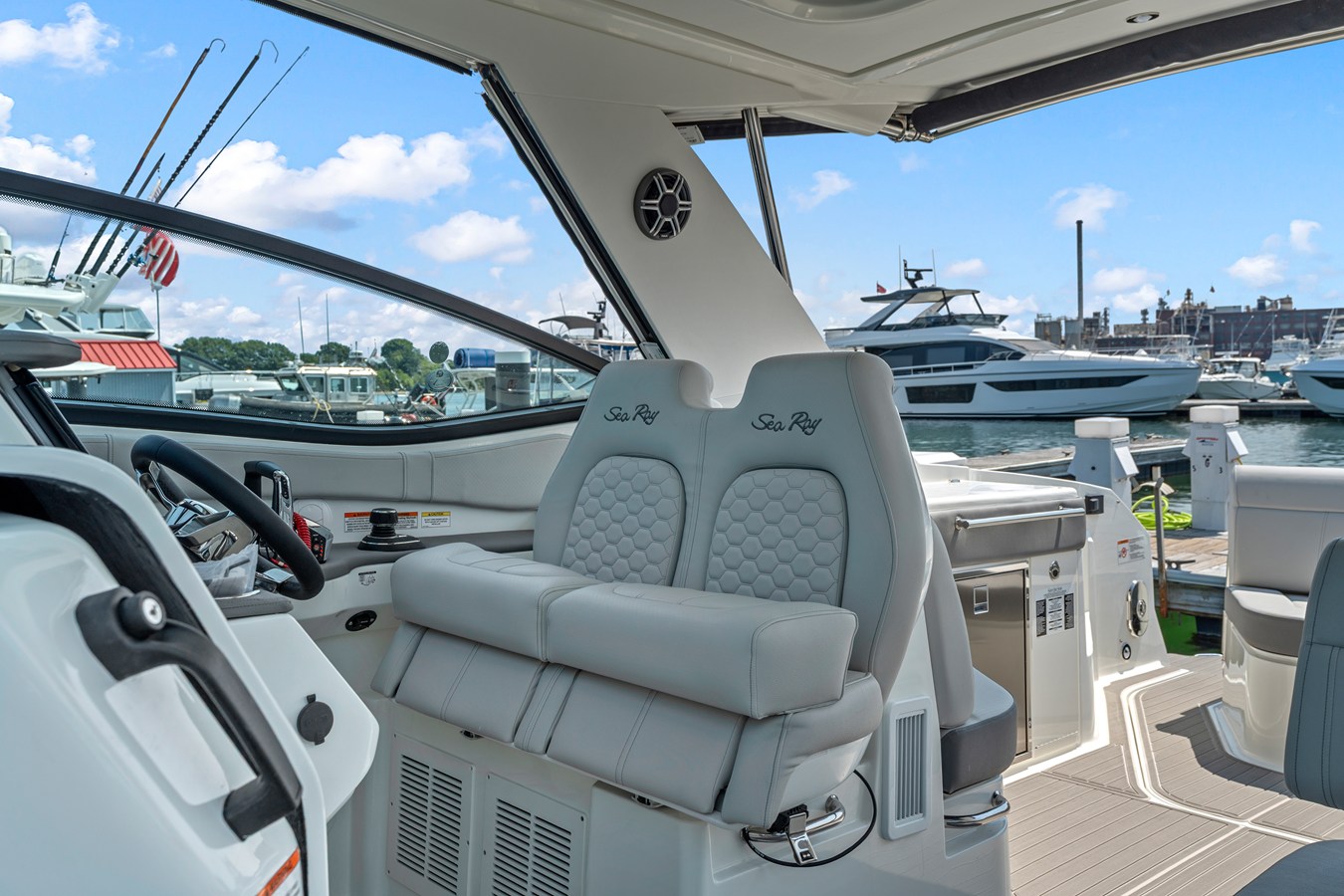 2027 Sea Ray Sundancer 320 Outboard 16