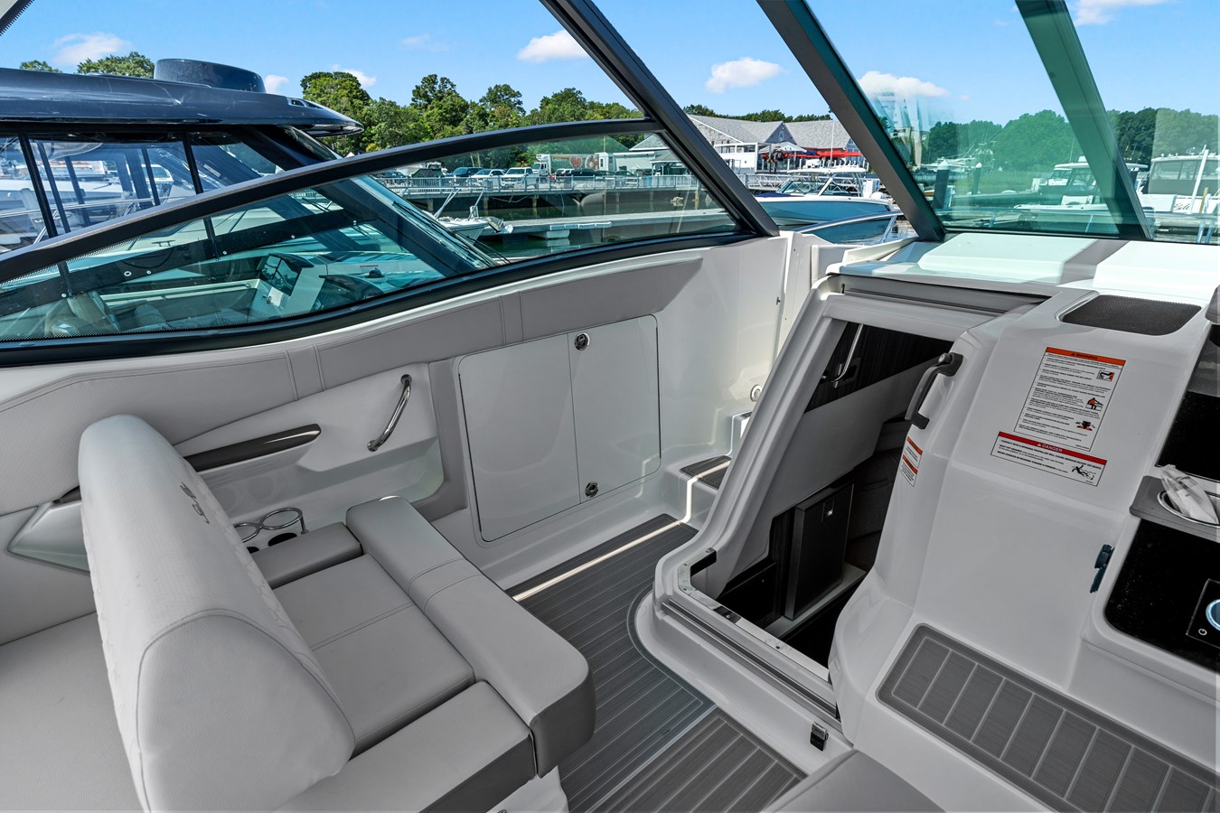 2027 Sea Ray Sundancer 320 Outboard 21