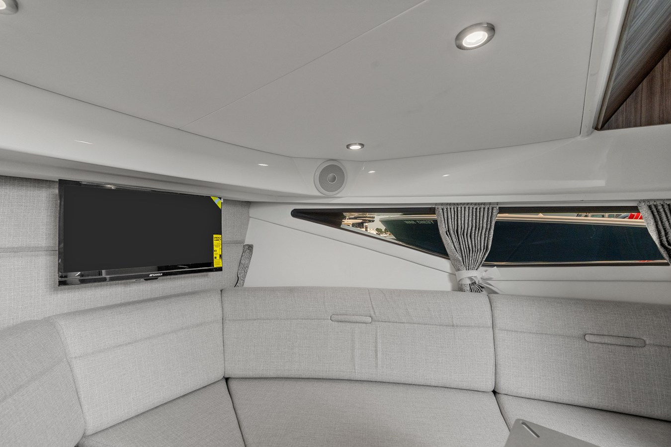2027 Sea Ray Sundancer 320 Outboard 23