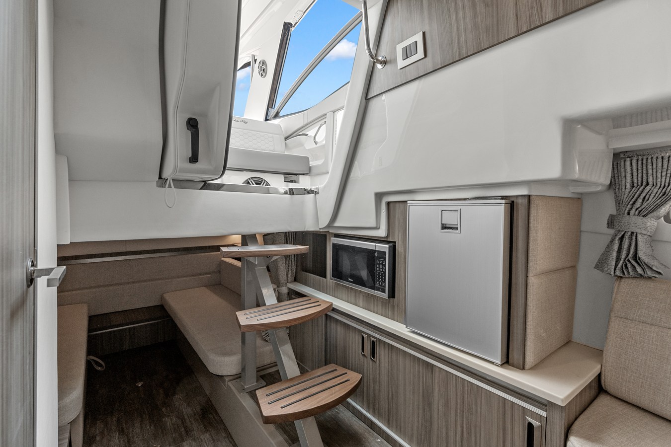 2027 Sea Ray Sundancer 320 Outboard 26