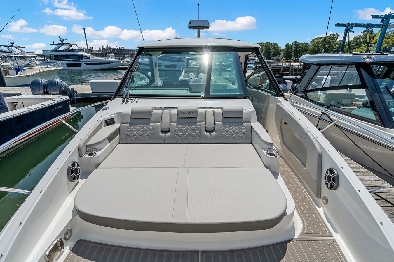 2027 Sea Ray Sundancer 320 Outboard 31