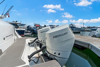 2027 Sea Ray Sundancer 320 Outboard 8