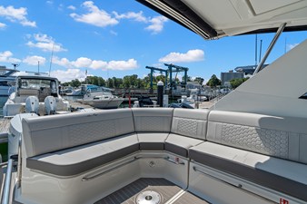 2027 Sea Ray Sundancer 320 Outboard 10