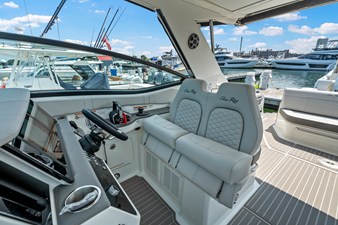 2027 Sea Ray Sundancer 320 Outboard 17