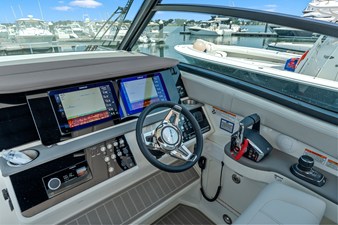 2027 Sea Ray Sundancer 320 Outboard 19