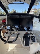 Boston Whaler 350 REALM 18 2023 Boston Whaler 350 REALM 19