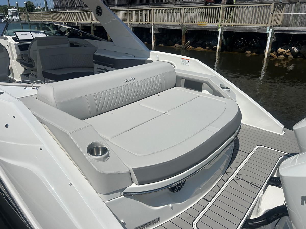 2026 Sea Ray SLX 310 Outboard 11