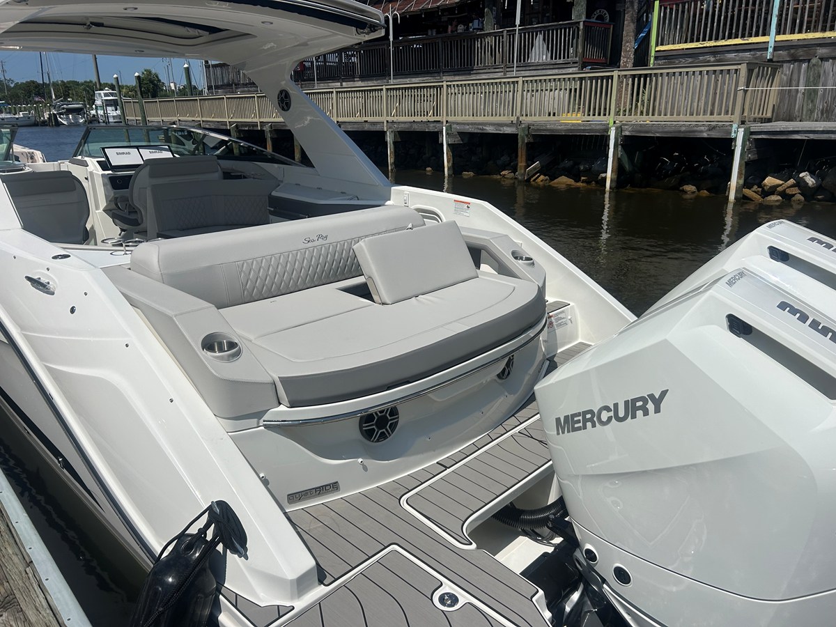 2026 Sea Ray SLX 310 Outboard 13