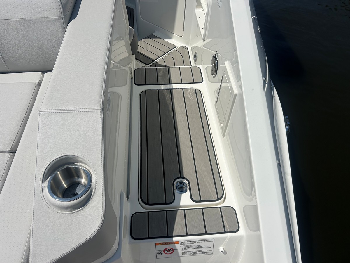 2026 Sea Ray SLX 310 Outboard 14